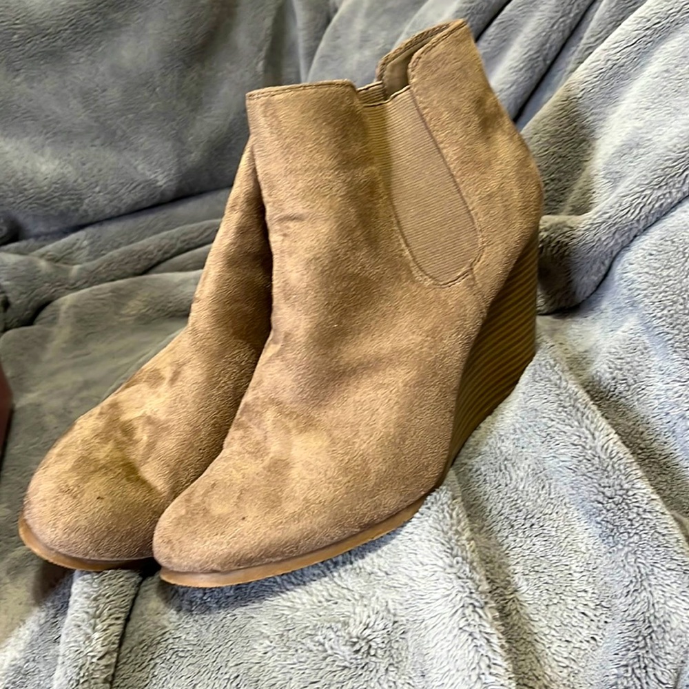 Merona Kamoni Taupe bootie size 9